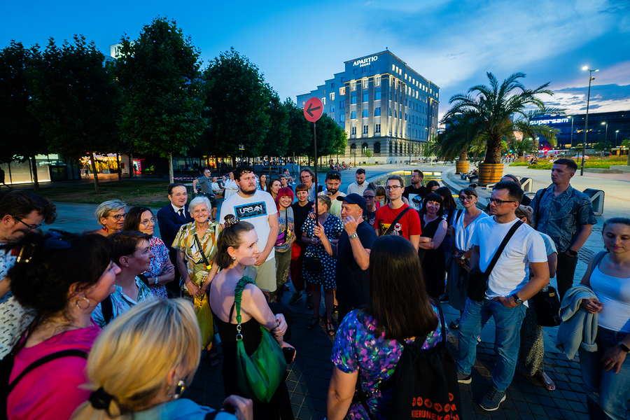 Ludzie na spacerze festiwalu Kierunek GZM na Rynku w Katowicach